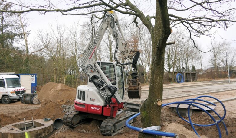 Der Takeuchi TB 257 FR passt in kleinste Lücken