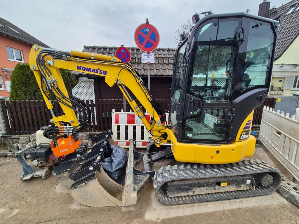 Landschaftsbauer vergrößert Maschinenpark Komatsu, Kuhn Baumaschinen