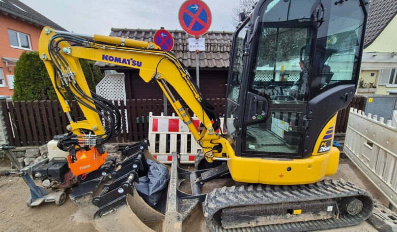 Landschaftsbauer vergrößert Maschinenpark