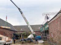 Böcker-Anhängerkran AHK 36e bewährt sich bei Dachsanierung