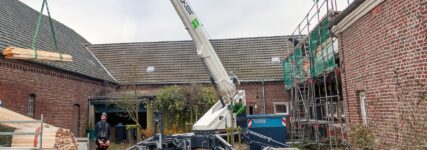 Böcker-Anhängerkran AHK 36e bewährt sich bei Dachsanierung