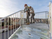 Peri-Up-Treppe Public erfüllt sämtliche Auflagen