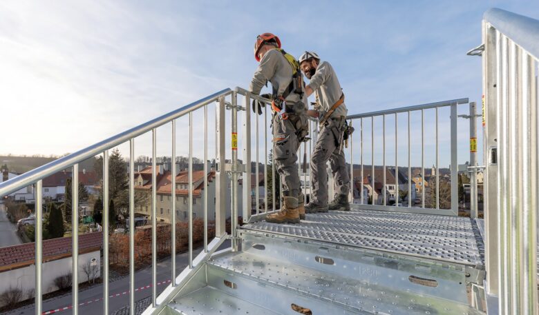 Peri-Up-Treppe Public erfüllt sämtliche Auflagen