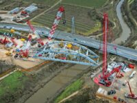 Dreigespann hebt 728 t schwere Brücke ein