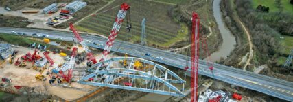 Dreigespann hebt 728 t schwere Brücke ein