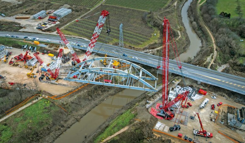 Dreigespann hebt 728 t schwere Brücke ein