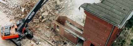 KTEG-Abbruchbagger baut ein Stück Industriegeschichte zurück