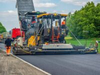 ABG-Fertiger und Walzen von Ammann bei anspruchsvoller Straßensanierung