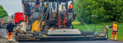 ABG-Fertiger und Walzen von Ammann bei anspruchsvoller Straßensanierung