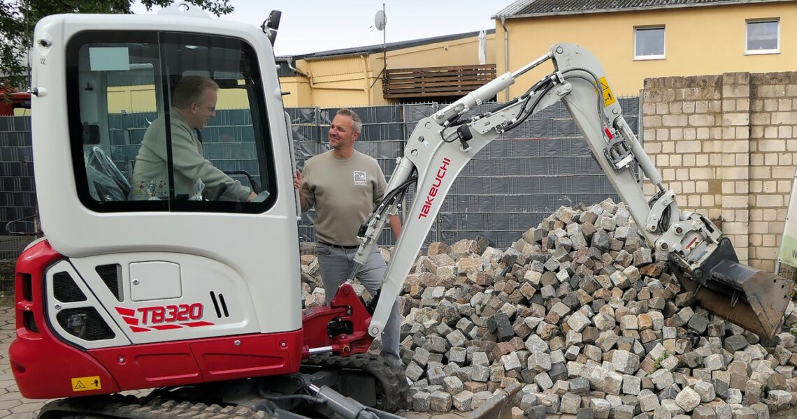 Takeuchi TB 320 überzeugt Hamburger Galabauer Knabjohann Takeuchi