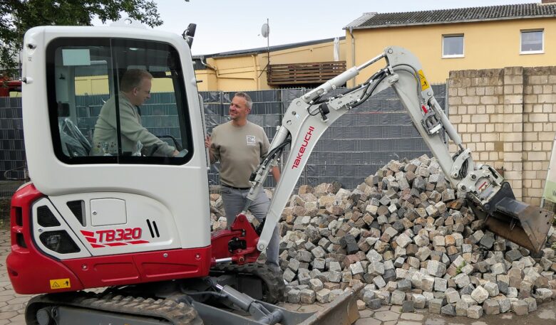 Takeuchi TB 320 überzeugt Hamburger Galabauer Knabjohann