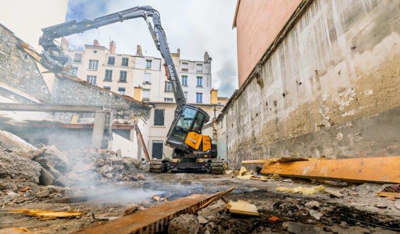 Kompakter Long-Reach-Abbruchbagger von Case Special Applications