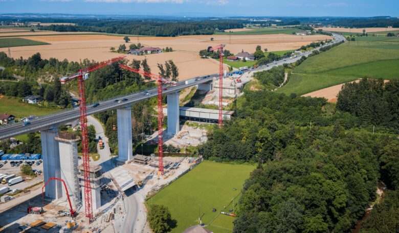 Drei Wolff-Krane bei spektakulärem Brückenprojekt