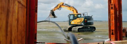 Hyundai-Kettenbagger unterstützt Leitungsverlegung im Biosphärenreservat