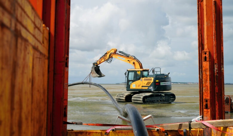 Hyundai-Kettenbagger unterstützt Leitungsverlegung im Biosphärenreservat