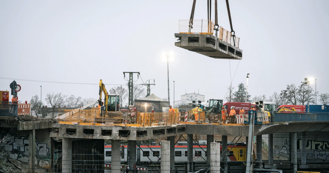Max Wild meistert Brückenrückbau mit Kran- und Sägetechnik Max Wild