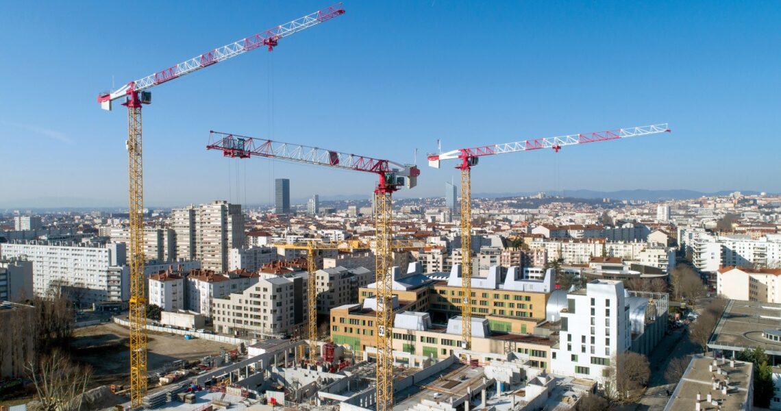 Vier Potain-Topless-Krane gestalten Skyline von Lyon Potain, Manitowoc