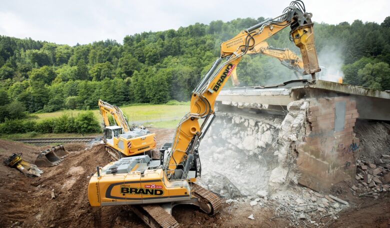 Liebherr-Maschinen übernehmen Abbruch, Sortierung und Materialverladung