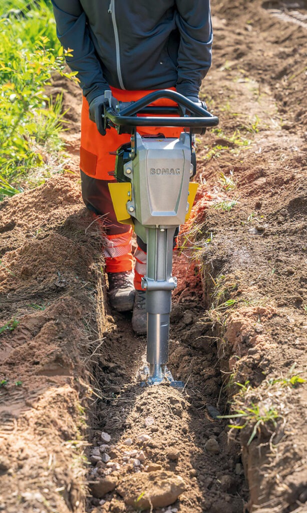 Besonders effektiv in schmalen Gräben Bomag