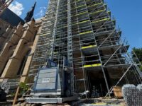Geda-Transportbühne unterstützt Kirchturm-Restaurierung
