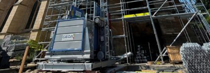 Geda-Transportbühne unterstützt Kirchturm-Restaurierung