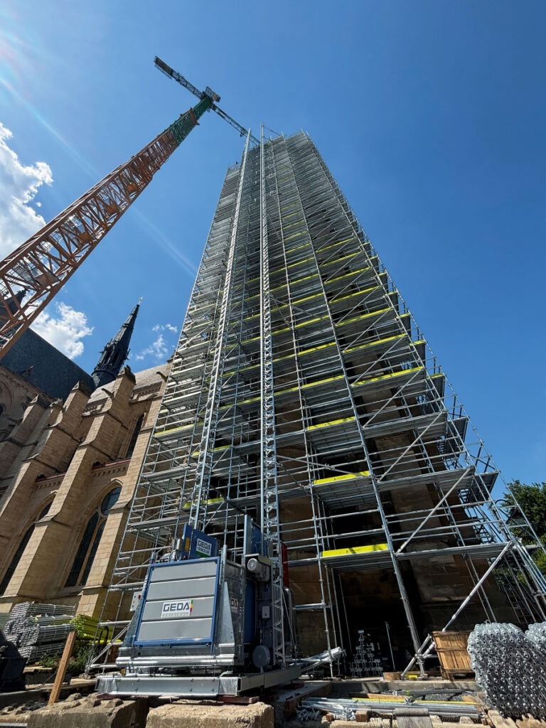 Geda-Transportbühne unterstützt Kirchturm-Restaurierung