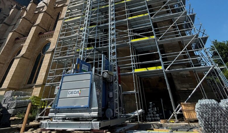 Geda-Transportbühne unterstützt Kirchturm-Restaurierung