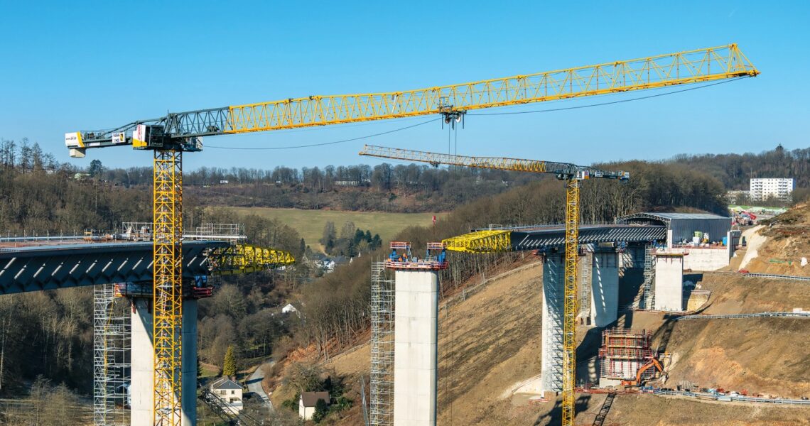Flat-Top-Krane von Liebherr spielen Schlüsselrolle beim Ersatzneubau Liebherr