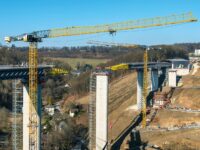 Flat-Top-Krane von Liebherr spielen Schlüsselrolle beim Ersatzneubau