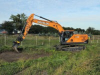 Der Raupenbagger DX260LC-9 von Develon zeigt sich smart und schick