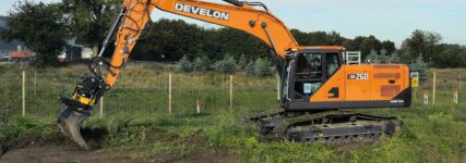 Der Raupenbagger DX260LC-9 von Develon zeigt sich smart und schick