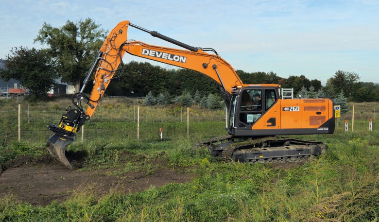 Der Raupenbagger DX260LC-9 von Develon zeigt sich smart und schick