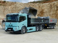 Volvo FMX 6×4 Electric mit Tandemachs-Anhänger von Schwarzmüller