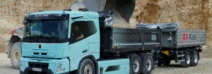 Volvo FMX 6×4 Electric mit Tandemachs-Anhänger von Schwarzmüller