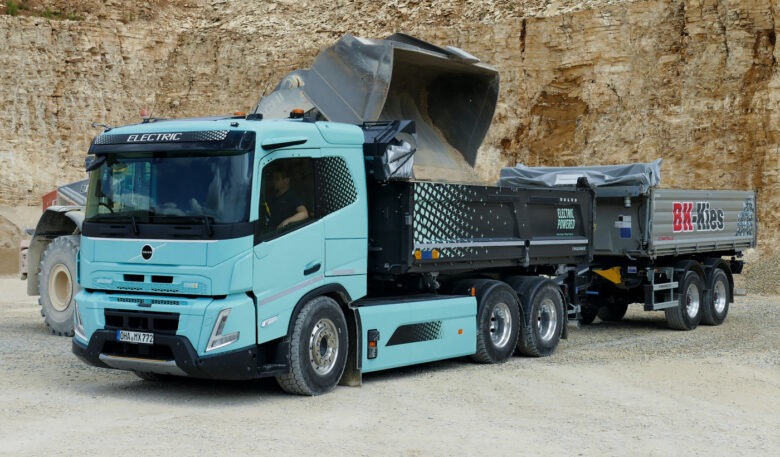 Volvo FMX 6×4 Electric mit Tandemachs-Anhänger von Schwarzmüller