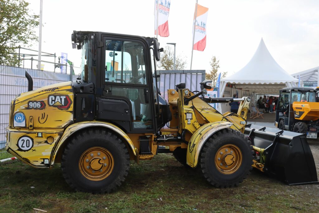 Baumaschinen in Cartoon-Optik Zeppelin Baumaschinen