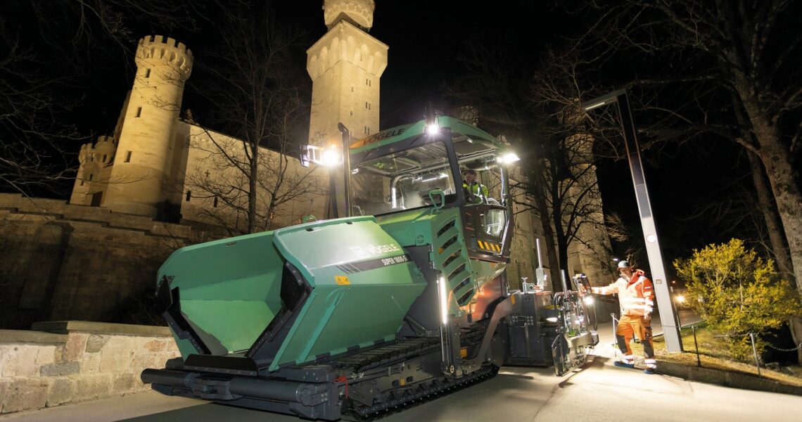 Vögele-Fertiger Super 1800-5 X saniert Zufahrtsstraße bei Nacht Wirtgen Group, Vögele