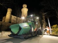 Vögele-Fertiger Super 1800-5 X saniert Zufahrtsstraße bei Nacht