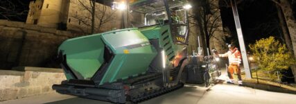 Vögele-Fertiger Super 1800-5 X saniert Zufahrtsstraße bei Nacht