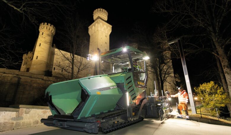 Vögele-Fertiger Super 1800-5 X saniert Zufahrtsstraße bei Nacht