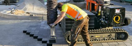 Vacu-Pallet-Mobil von Optimas verlegt Stein um Stein für Naturpark-Zufahrt