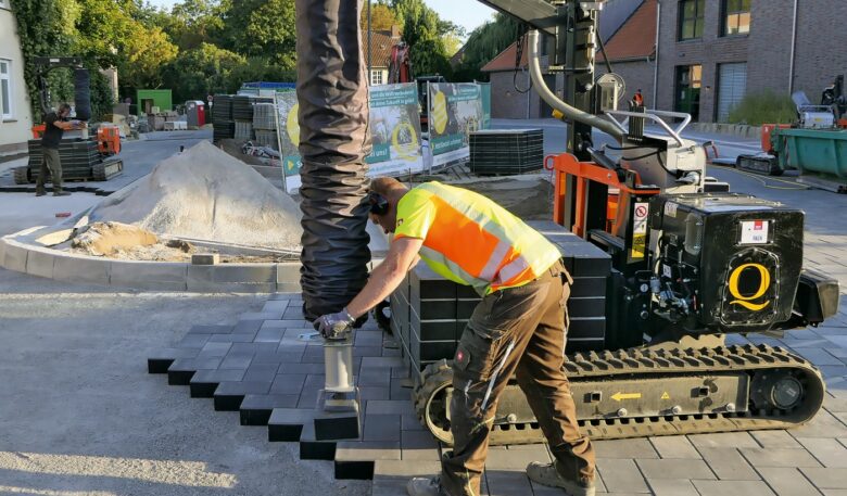 Vacu-Pallet-Mobil von Optimas verlegt Stein um Stein für Naturpark-Zufahrt