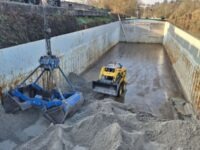 Komatsu SK715-8 unterstützt die Schiffsentladung