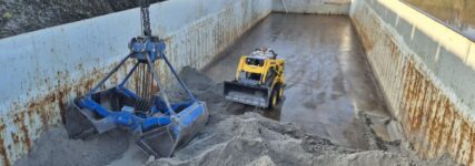 Komatsu SK715-8 unterstützt die Schiffsentladung