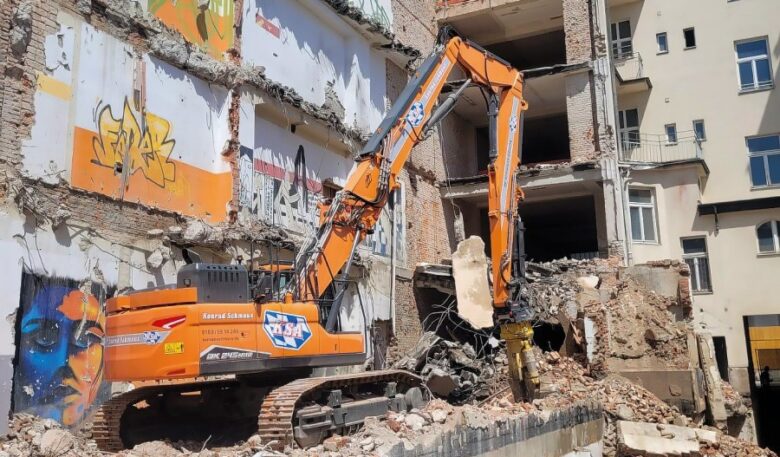 Develon DX245NHD erweist sich als Multitalent im Rückbau