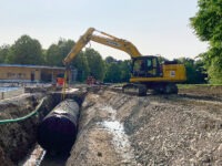 HKL-Bagger meistert anspruchsvolle Tiefbauarbeiten