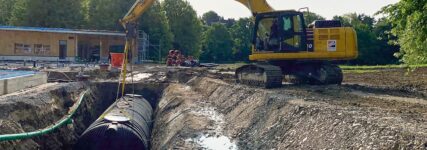 HKL-Bagger meistert anspruchsvolle Tiefbauarbeiten