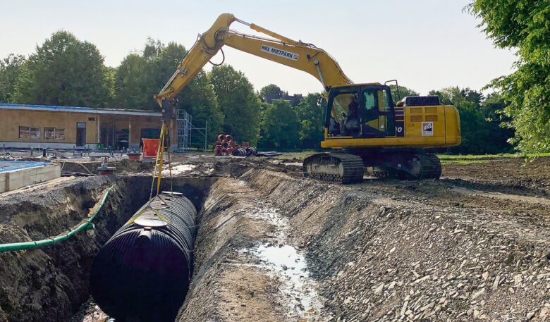 HKL-Bagger meistert anspruchsvolle Tiefbauarbeiten