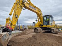 Der Komatsu-Kettenbagger PC 220LCi-12