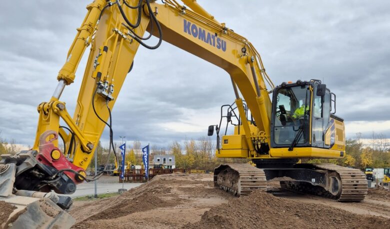 Der Komatsu-Kettenbagger PC 220LCi-12